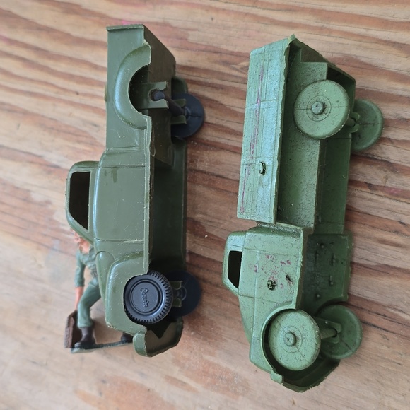 Vintage 2 army Trucks + army figure Mix lot 1960s Toys - Picture 8 of 11